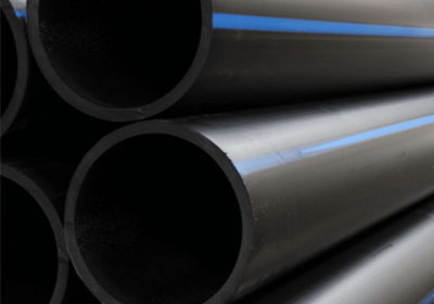 Bảng báo giá ống nhựa HDPE tại Vĩnh Long Bảng báo giá ống nhựa HDPE tại Vĩnh Long được cập nhật trực tiếp từ Công ty cổ phần nhựa Super Trường Phát. Bạn có thể dựa vào đó để đối chiếu và so sánh, chọn ra được sản phẩm phù hợp với nhu cầu cũng như mục đích của mình. Ứng dụng của ống HDPE Đầu tiên thì trước khi mua ống nhựa HDPE hay bất cứ sản phẩm nào khác cũng vậy, bạn cần có những hiểu biết nhất định về chúng. Ví dụ như phạm vi ứng dụng của sản phẩm ra sao? Kích cỡ của chúng như thế nào? Chính vì thế trước khi đi vào xem xét bảng báo giá ống nhựa HDPE tại Vĩnh Long, chúng ta hãy cùng xem mình có thể sử dụng ống HDPE trong những lĩnh vực nào thì hợp lý. Ống HDPE được dùng nhiều trong công nghiệp và nông nghiệp Đối với ngành công nghiệp nhẹ, ống HDPE được dùng để làm ống thoát nước và ống tưới cỡ lớn. Ngoài ra chúng cũng được dùng làm ống tải nước thải ở các thành phố hay khu công nghiệp. Trong công nghiệp khai mỏ, ống HDPE đóng vai trò dẫn nước thải. Còn ở ngành công nghiệp năng lượng, chúng được dùng làm ống luồn dây cáp và dây điện; ống sưởi hay dẫn hơi nóng, ống chuyên cấp nước lạnh...v.v… Ngoài ra ống HDPE cũng được dùng để phục vụ cho ngành bưu điện, bọc cáp quang, nhất là ở những nơi có nhiệt độ thấp hay băng tuyết. Các loại kích thước ống nhựa HDPE phổ biến Kích thước Ống nhựa HDPE đa dạng khác nhau, song tựu chung lại có những loại sau đây: Đường kính ngoài (Size) Ø 20, Ø 25, Ø 32, Ø 40, Ø 50, Ø 63, Ø 75, Ø 90, Ø 110, Ø 125, Ø 140, Ø 160, Ø 180, Ø 200, Ø 225, Ø 250, Ø 280, Ø 315, Ø 355, Ø 400, Ø 450, Ø 500, Ø 560, Ø 630, Ø 710, Ø 800 Tiêu chuẩn vật liệu PE100, PE80 Áp lực (PN:bar) 6, 8, 10, 12,5, 16, 20 Tất cả chúng đều có ưu điểm giống nhau song giá cả có đôi phần khác biệt. Theo đó, muốn có được bảng báo giá ống nhựa HDPE tại Vĩnh Long chính xác và chi tiết, bạn phải biết được đâu là loại ống nhựa bạn cần. Công ty nhựa Super Trường Phát Công ty sản xuất Ống nhựa HDPE Super Trường Phát là đơn vị đã có 10 năm kinh nghiệm trong lĩnh vực sản xuất và cung ứng ống nhựa HDPE. Sản phẩm của chúng tôi được dùng nhiều trong các lĩnh vực nông nghiệp và nuôi trồng thủy sản, cấp thoát nước hay khai khoáng, phòng cháy chữa cháy...v.v.. Ống HDPE Super Trường Phát được sản xuất từ nguyên liệu cao cấp nhập khẩu châu u Ống nhựa HDPE Super Trường Phát được sản xuất theo một dây chuyền công nghệ hiện đại và khép kín. Nguồn nguyên liệu là nguyên liệu cao cấp, nhập khẩu từ châu u. Mỗi sản phẩm trước khi đưa ra thị trường đều được kiểm định nghiêm ngặt về chất lượng, đảm bảo các tiêu chuẩn TCVN, ISO, DIN… Bảng báo giá ống nhựa HDPE tại Vĩnh Long Bảng giá Ống nhựa HDPE tại Vĩnh Long dưới đây là bảng giá được cập nhật từ Super Trường Phát. Trên bảng giá này đã có đầy đủ các thông tin chi tiết về sản phẩm bạn cần. [porto_block id="3806" name="bao-gia"] Chúng tôi luôn có những chính sách ưu đãi tốt cho khách hàng mua số lượng lớn. Liên hệ ngay với Hotline 0989.65.8182 để được cung cấp bảng báo giá ống nhựa HDPE tại Vĩnh Long mới nhất và nhận mức chiết khấu hấp dẫn dành riêng cho bạn.