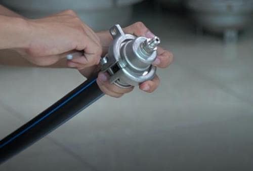 Cần đảm bảo bịt chặt đầu ống với nút bịt thủy tĩnh trước khi thử áp.