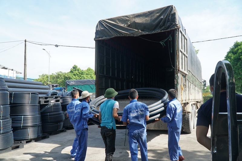 Hỗ trợ vận chuyển ống nhựa HDPE SuperPlas tới Đối tác tại Quảng Ninh.